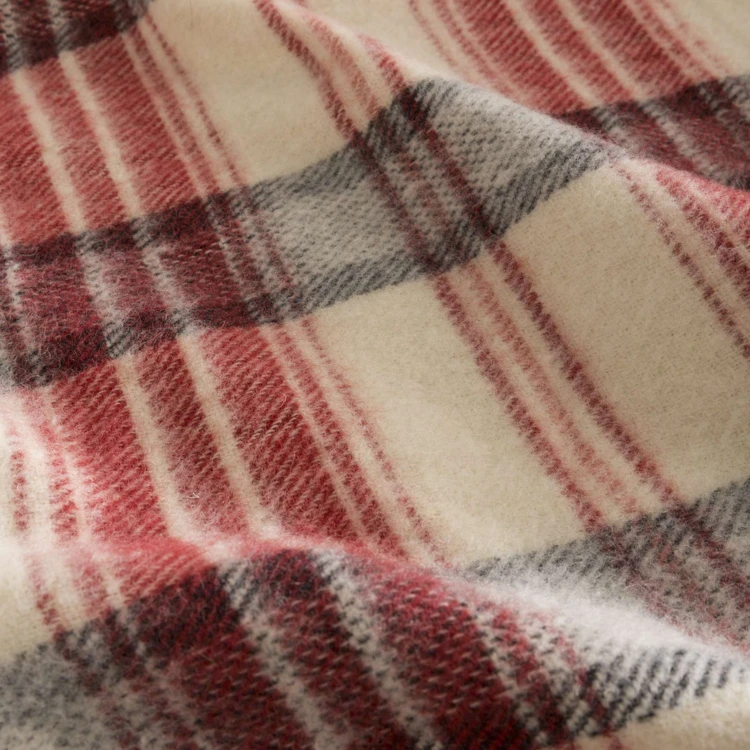 Couverture en laine tartan esprit montagne