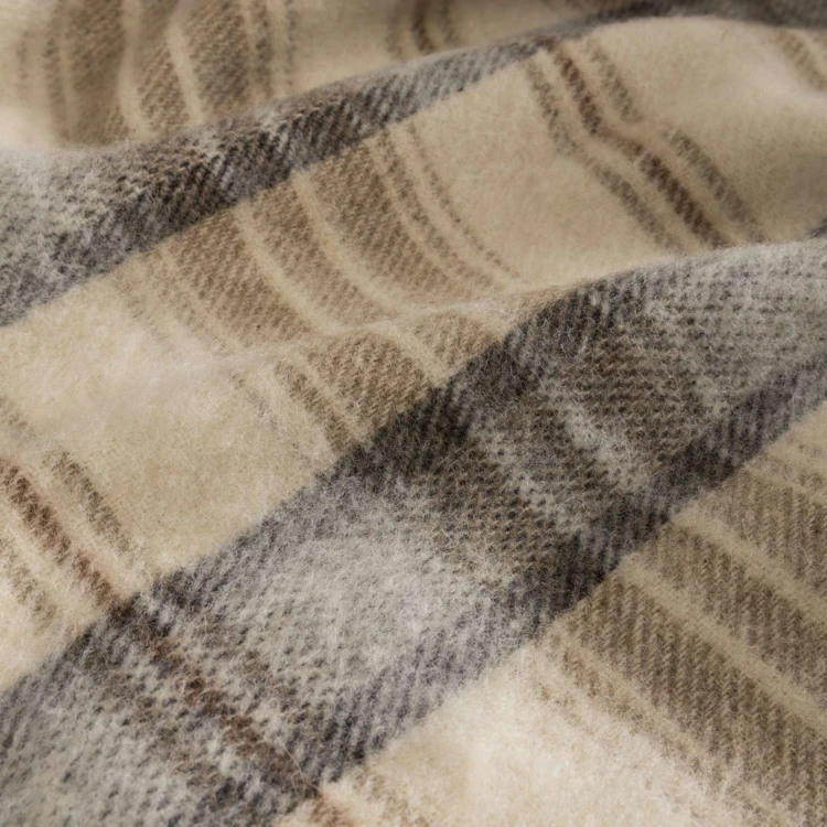 Couverture en laine tartan esprit montagne