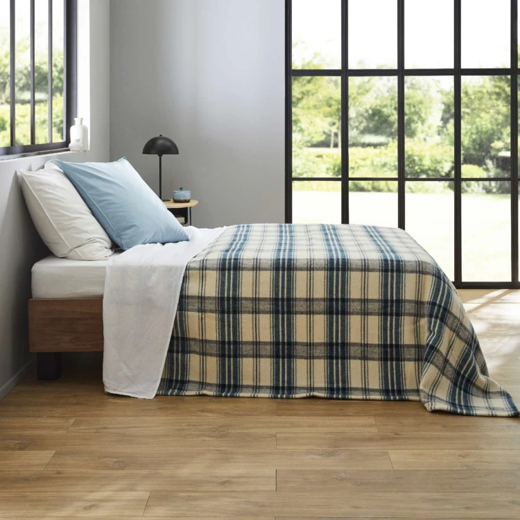 Couverture en laine tartan esprit montagne