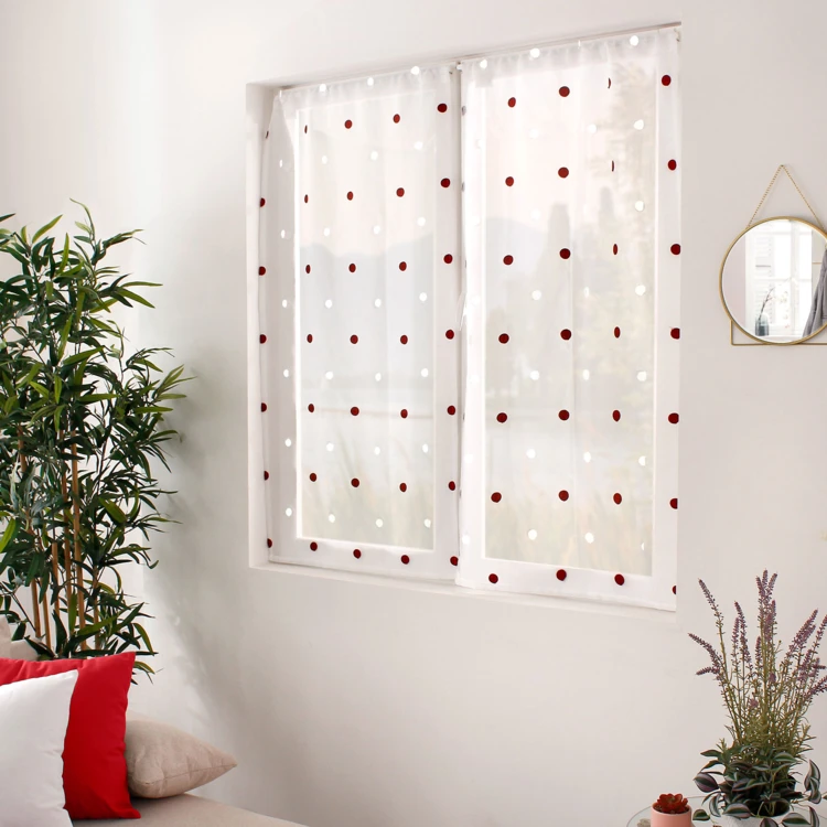 Par de cortinas rectas pequenas com bolinhas coloridas