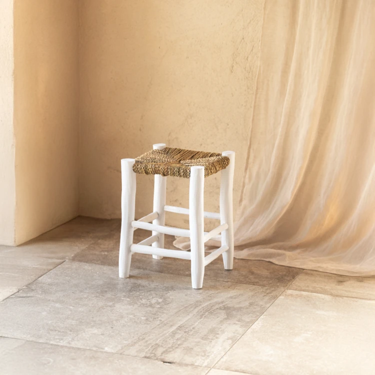 Taburete marroquí de madera blanca