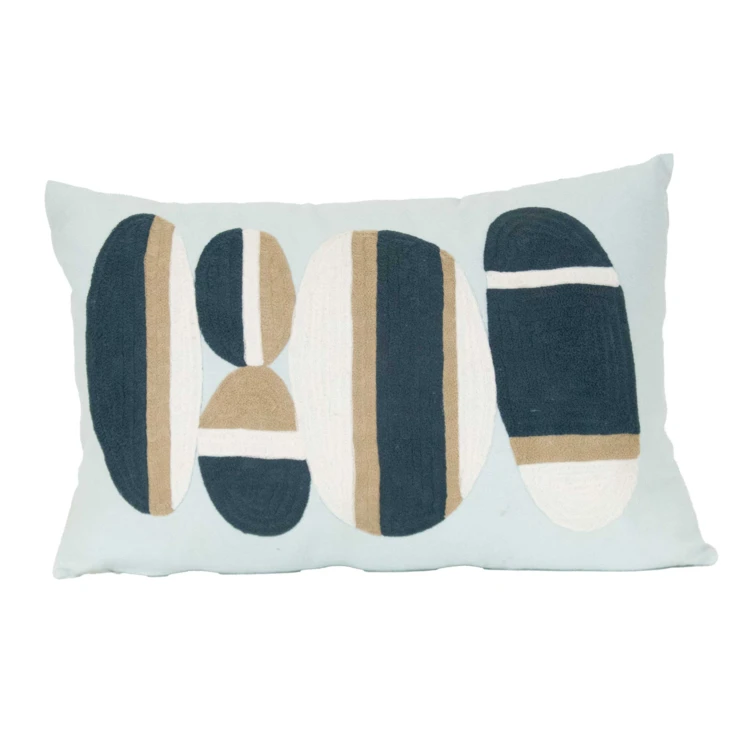 Coussin brodé motif galets de plage