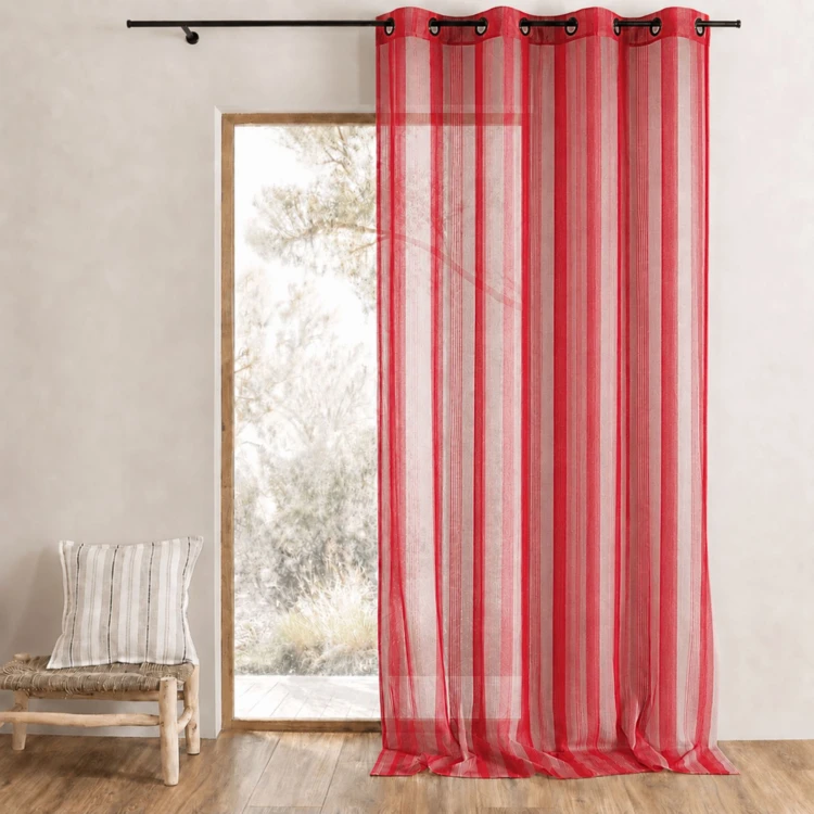 Cortina transparente com riscas verticais finas tom sobre tom