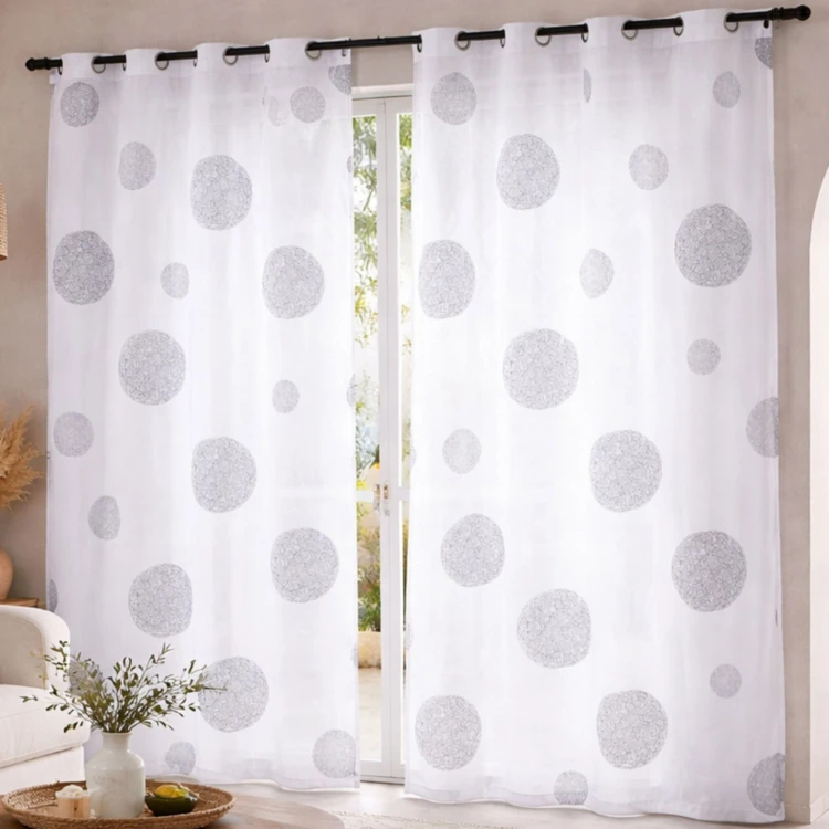 Voile branco com bordados redondos