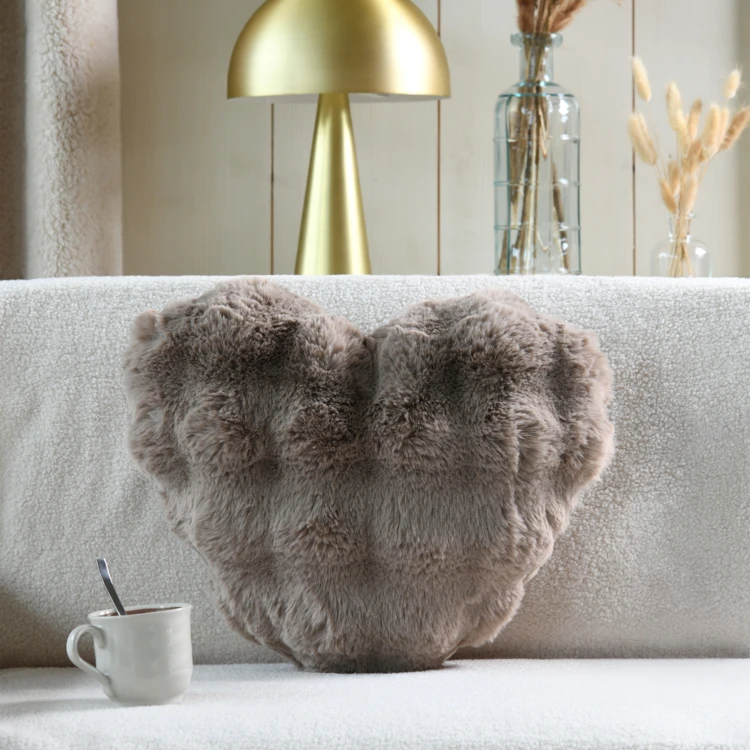 Cojín corazón decorativo efecto pelo sintético
