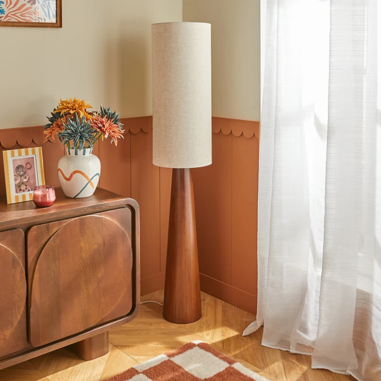 Lámpara de pie de madera con pantalla de algodón