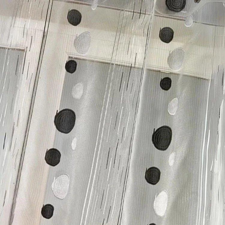 Cortina de organza com fios cortados e padrão de círculos