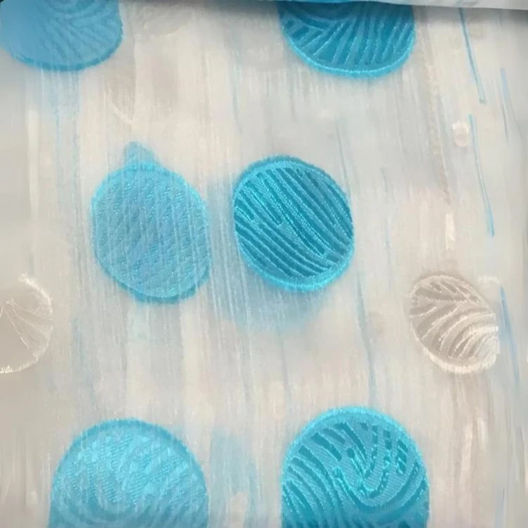 Cortina de organza com fios cortados e padrão de círculos