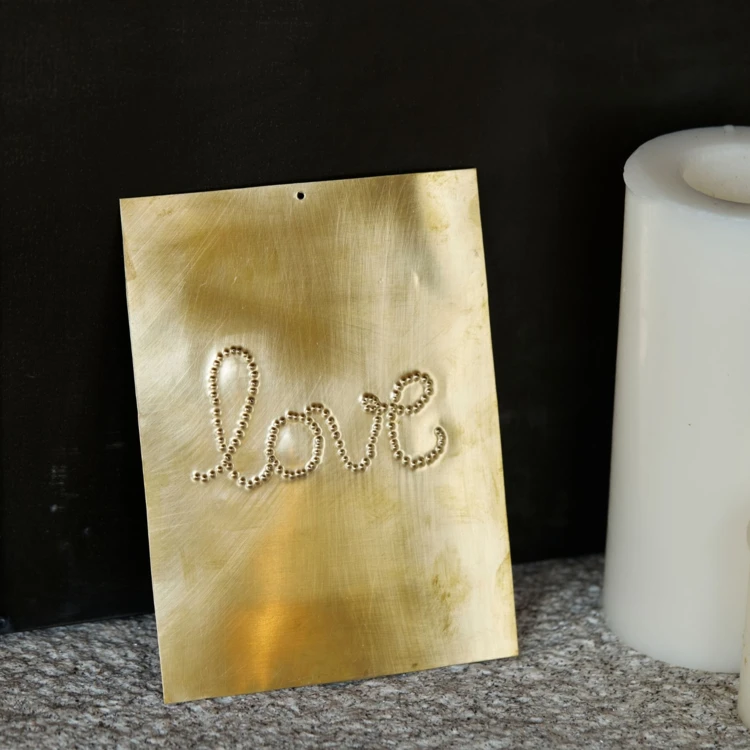 LOVE wanddecoratie van gehamerd messing