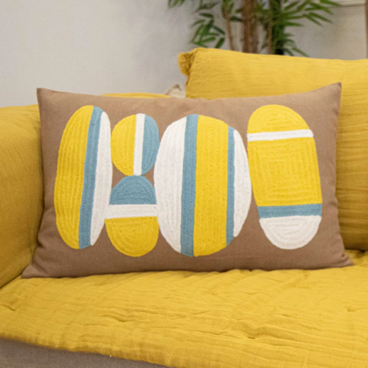 Coussin brodé motif galets de plage