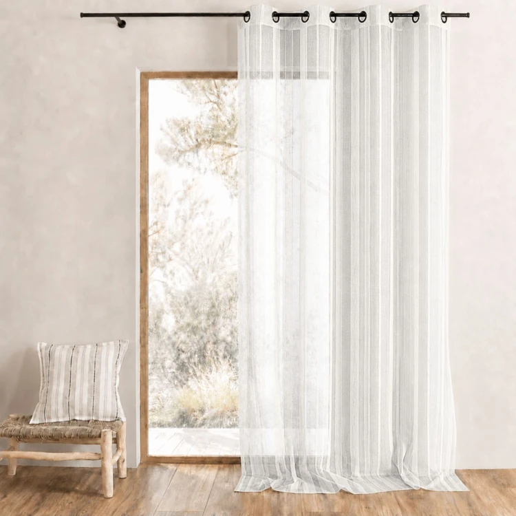 Cortina transparente com riscas verticais finas tom sobre tom