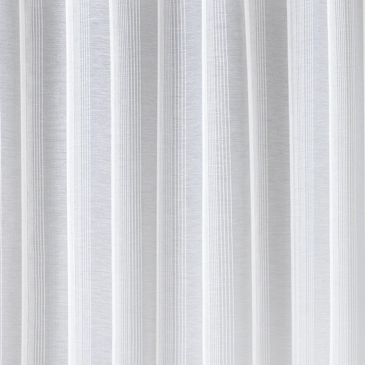 Cortina transparente com riscas verticais finas tom sobre tom