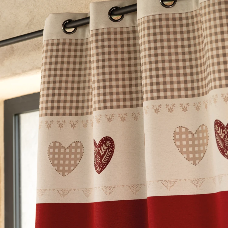 Cortina em jacquard com ilhós e motivos em coração