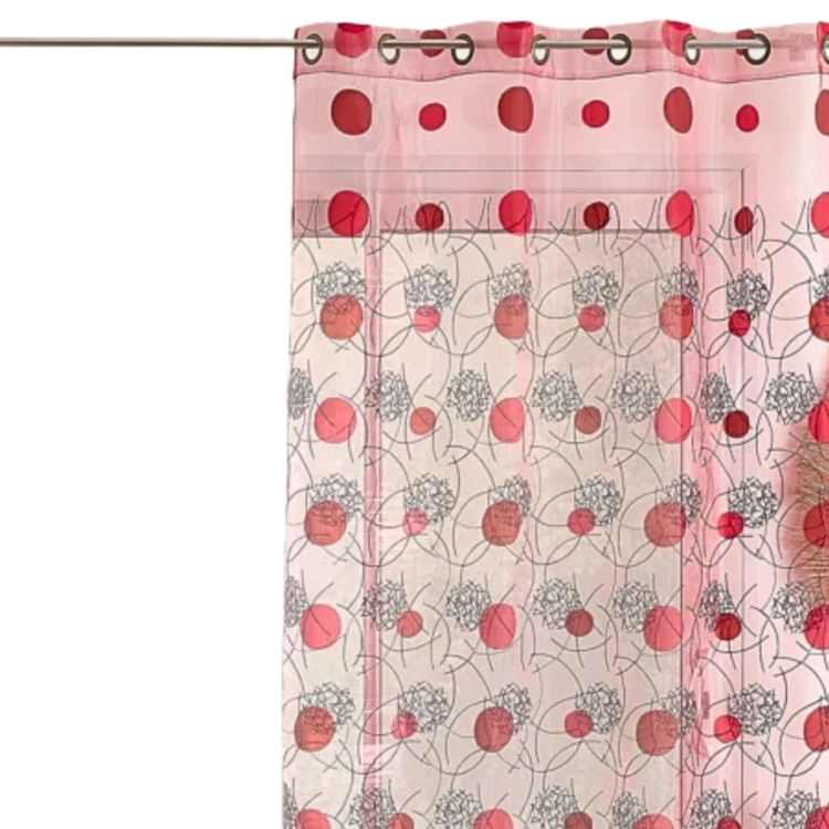 Rote Vorhänge mit gestickten Motiven
