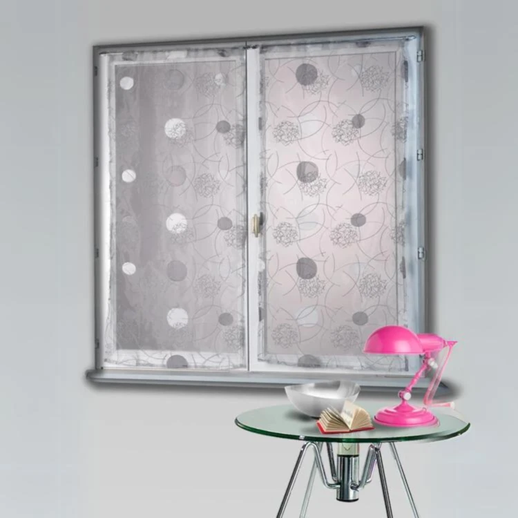 Par de pequenas cortinas retas em organza bordada