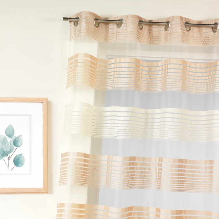 Organza-Vorhang mit feinen, farbigen Querstreifen