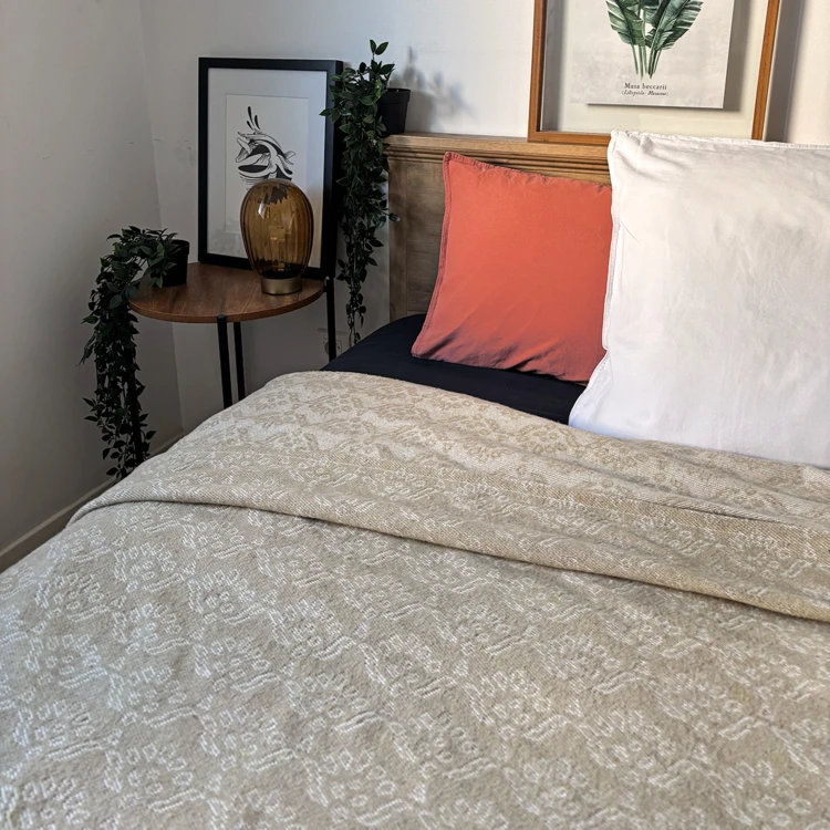 Jacquard-Bettüberwurf mit Blumenmuster