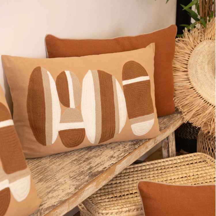 Coussin brodé motif galets de plage