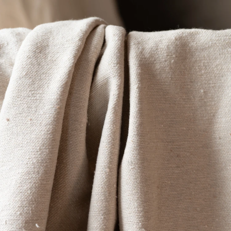 Cama de lã com borlas