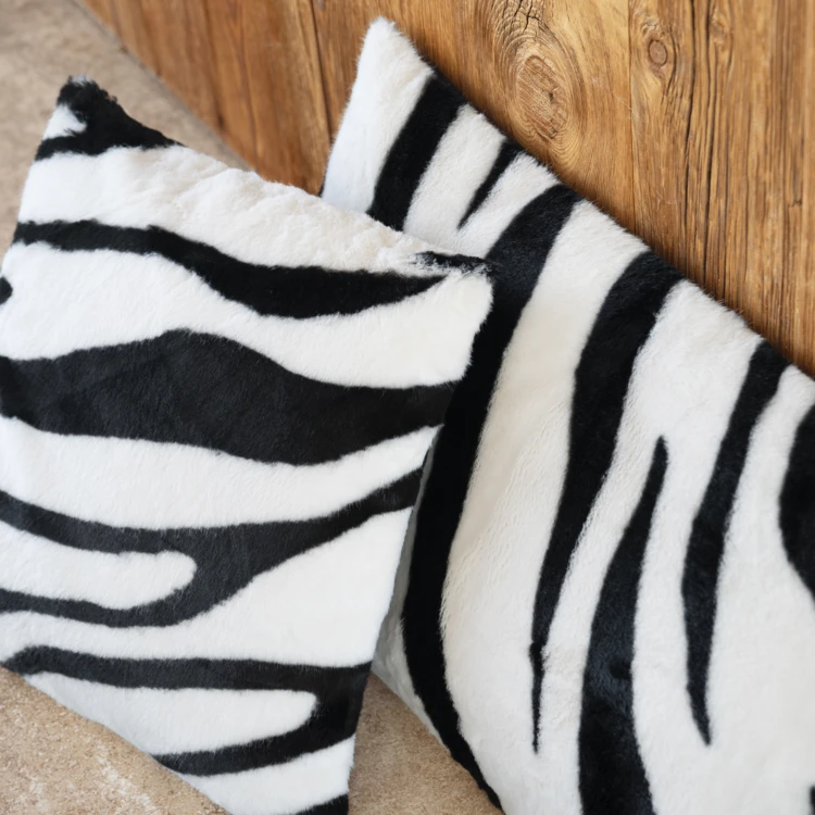 Almofada preenchida com padrão de zebra e parte de trás em veludo