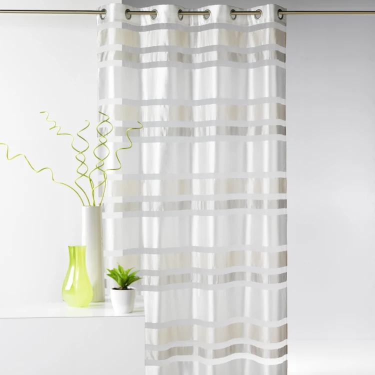Farbiger Organza-Vorhang mit horizontalen Streifen