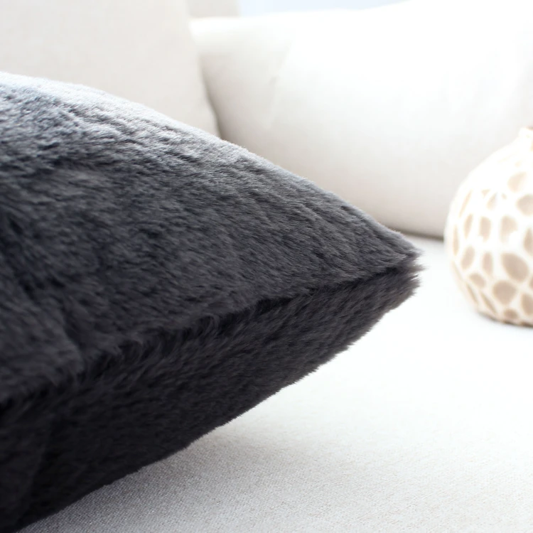 Coussin décoratif imitation fourrure toucher ultra doux