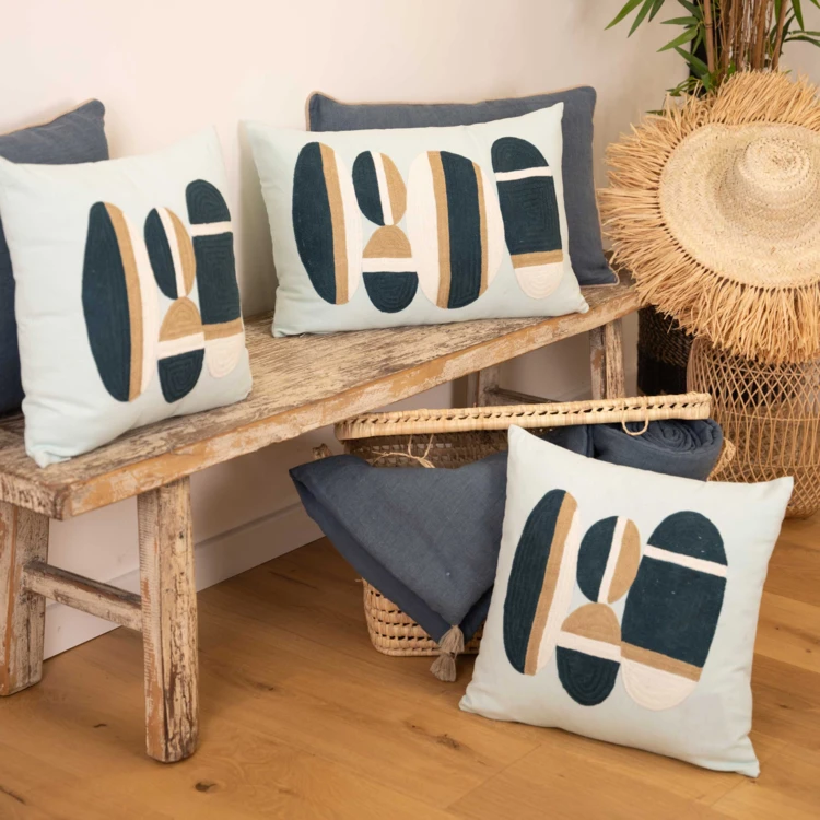 Coussin brodé motif galets de plage