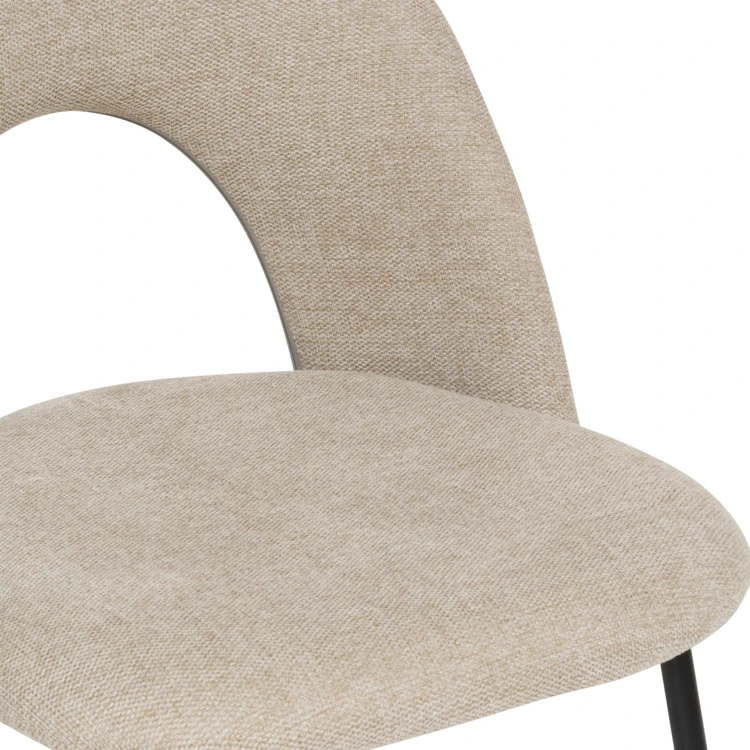 Sedia in tessuto con schienale traforato e gambe in metallo