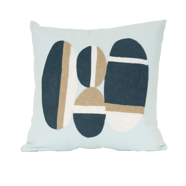 Coussin brodé motif galets de plage