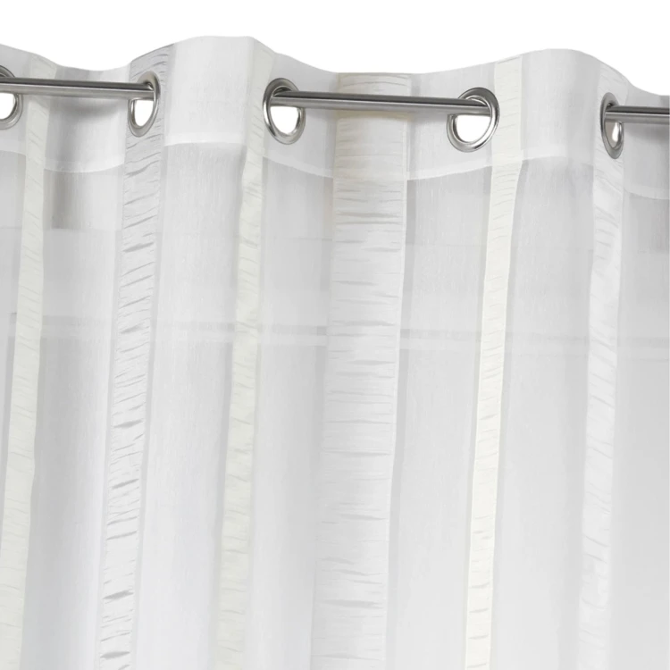 Cortina de organza con rayas verticales