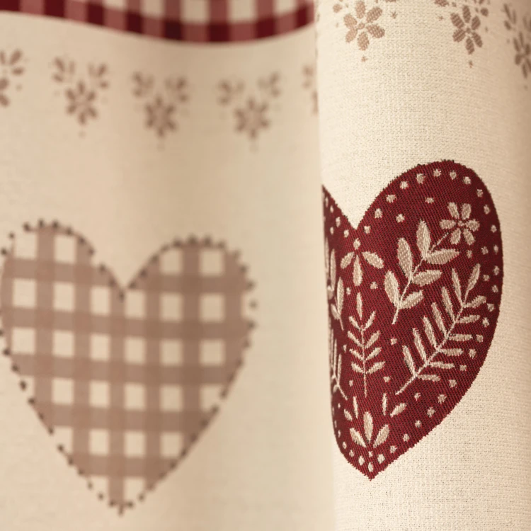 Cortina em jacquard com ilhós e motivos em coração