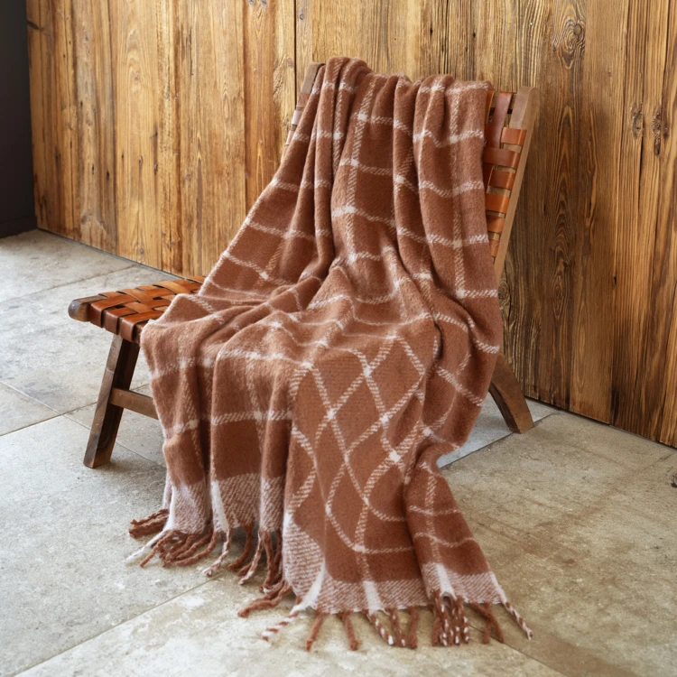 Coperta a quadri effetto mohair con frange