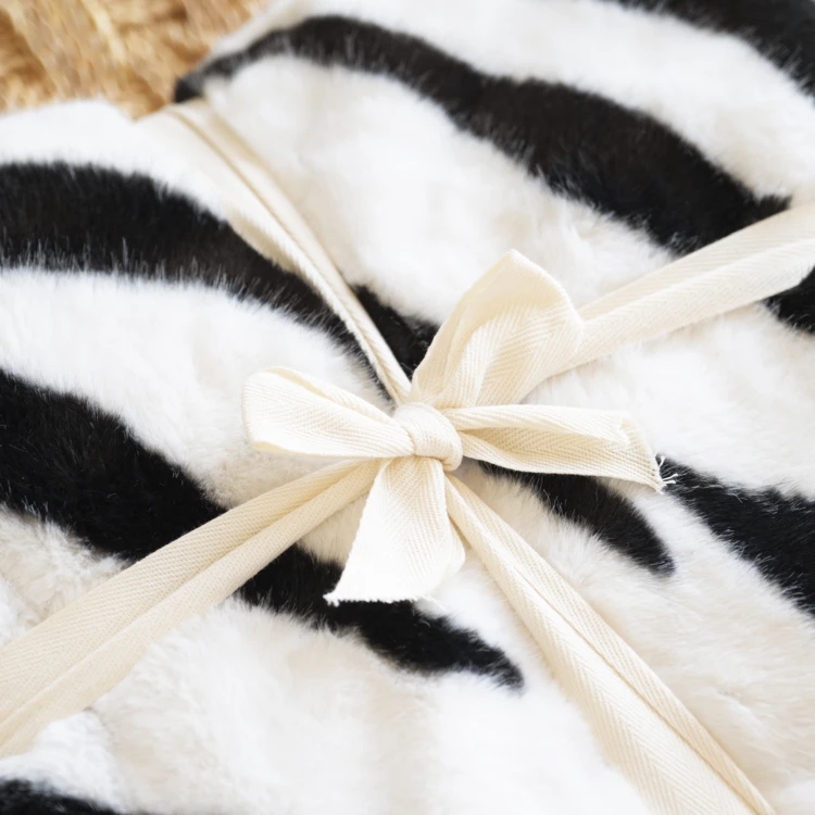 Manta macia com padrão de zebra e verso em veludo