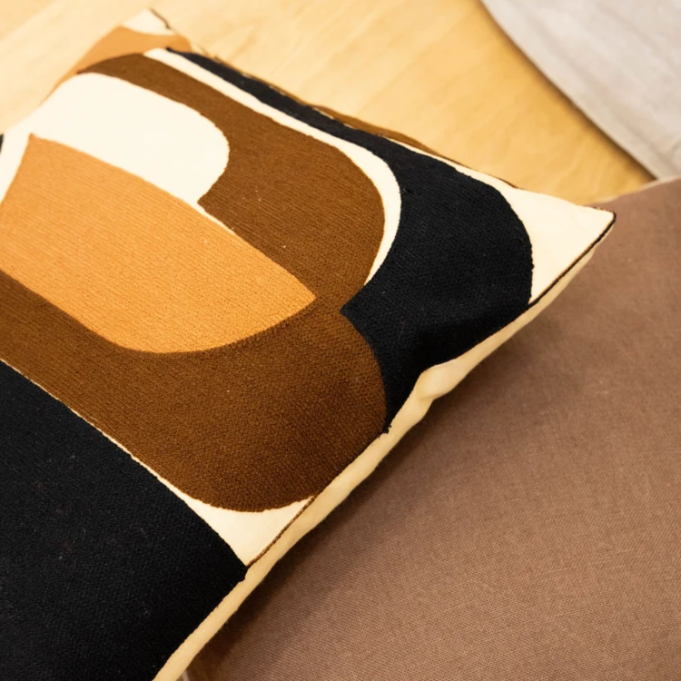 Coussin brodé en relief motif abstrait