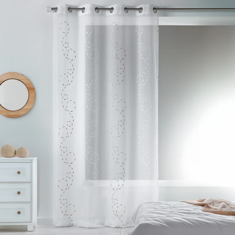 Tessuto leggero per tendine con ricami decorativi