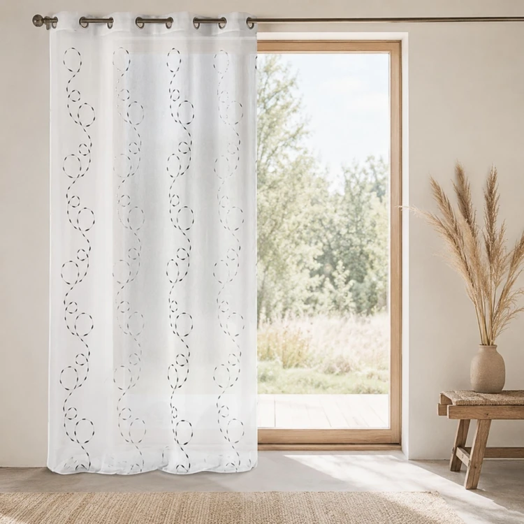 Tessuto leggero per tendine con ricami decorativi