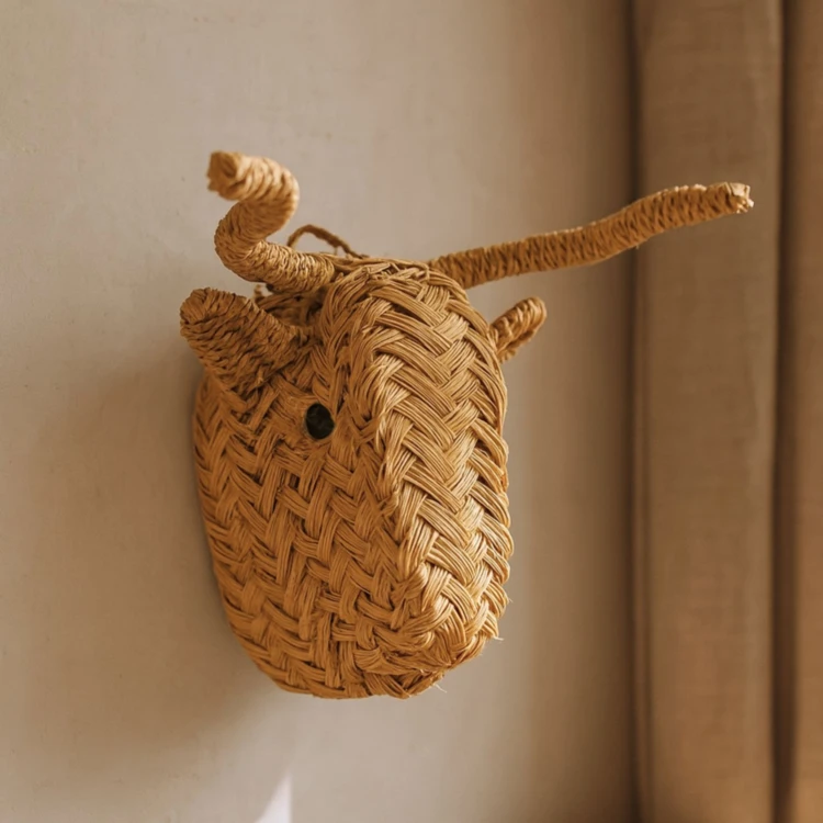 Decoração de parede com cabeça de touro em palha
