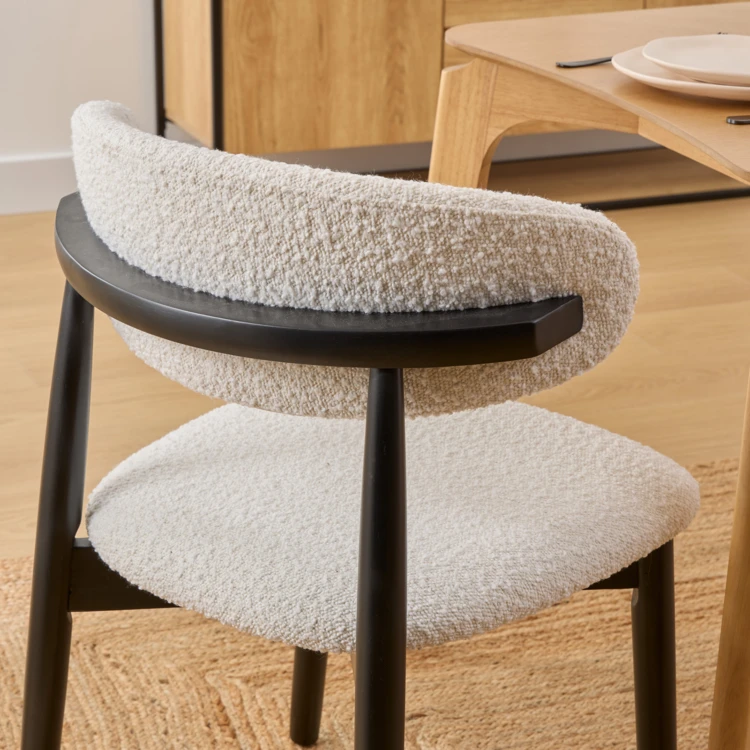 Silla de madera maciza con respaldo acolchado