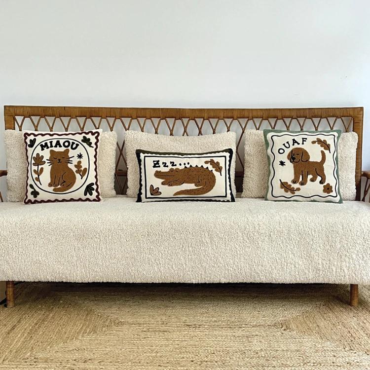 Coussin brodé motif chat décoratif