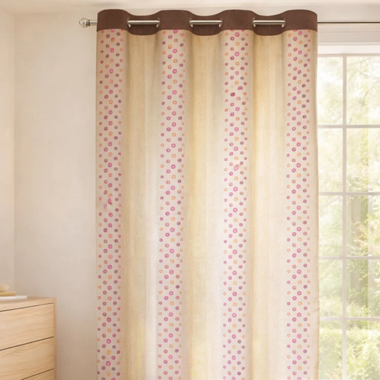 Cortinas transparentes com padrão de bolinhas e riscas