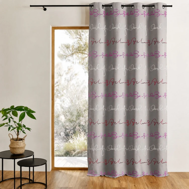 Cortina jacquard com estampados de letras