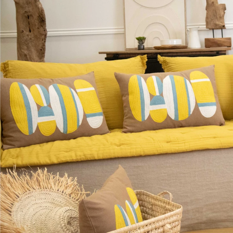 Coussin brodé motif galets de plage