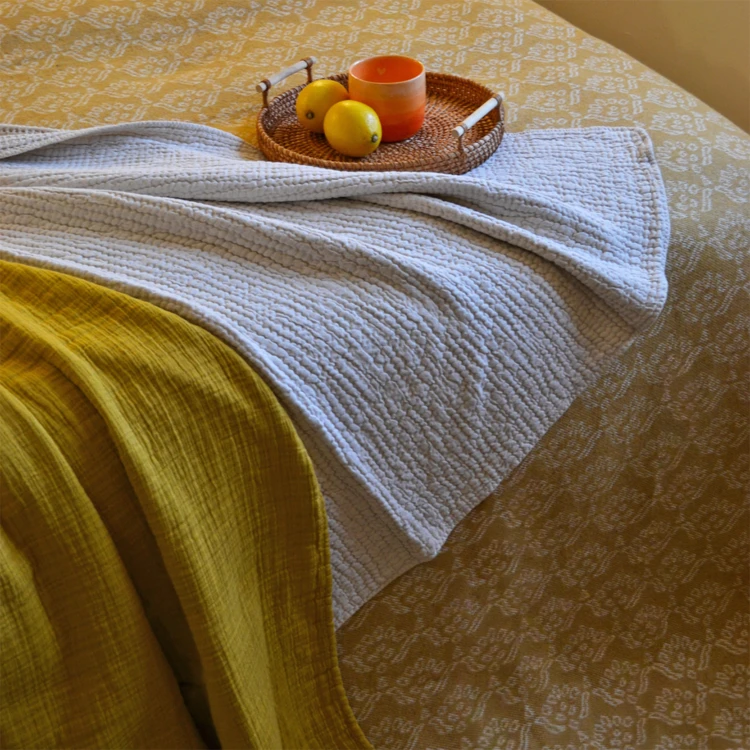 Jacquard-Bettüberwurf mit Blumenmuster