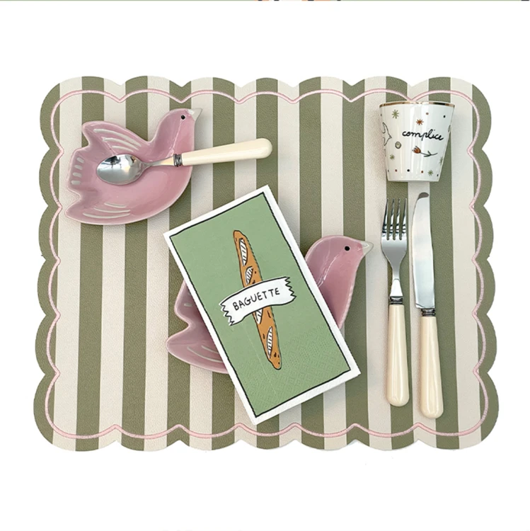 Set de table rectangulaire à rayures avec bords ondulés