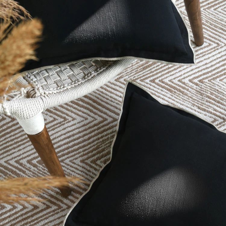 Coussin coton volant plat feston noir