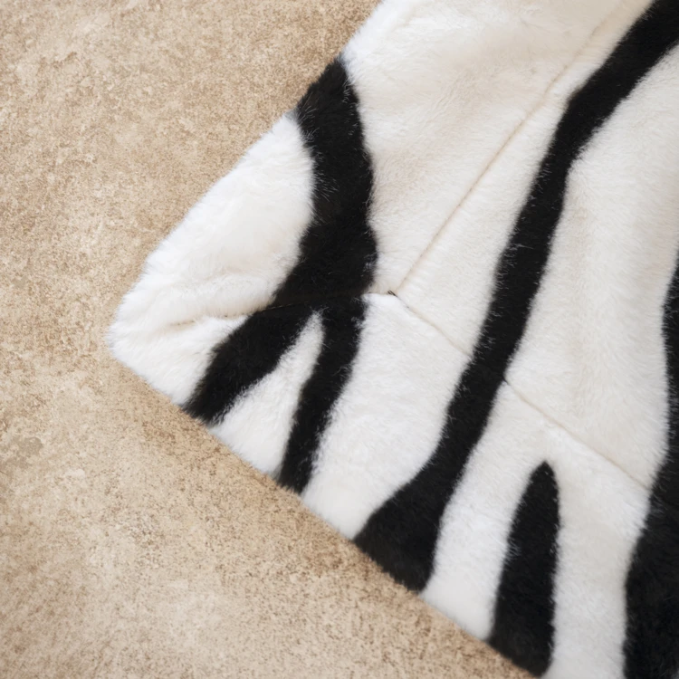 Manta macia com padrão de zebra e verso em veludo