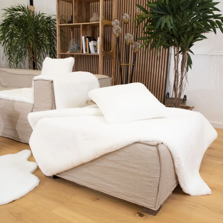 Coussin tout doux imitation fourrure