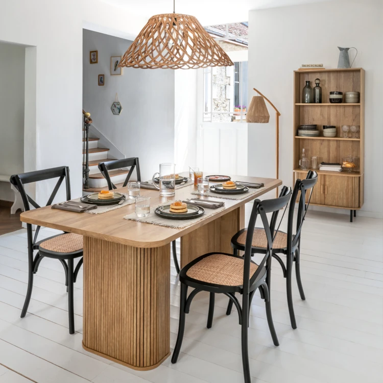 Mesa de jantar com aspeto de madeira e pernas caneladas