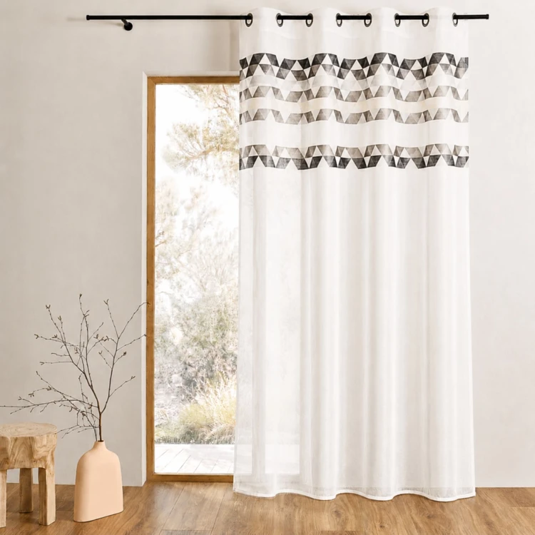 Cortina transparente com bainha alta e padrão de triângulos