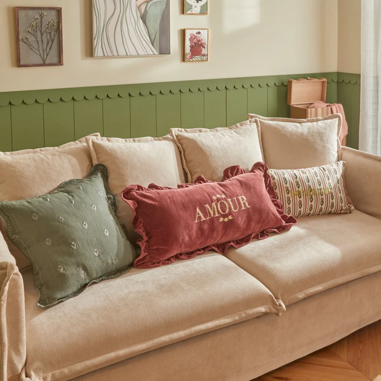 Coussin rectangulaire en velours brodé avec volant